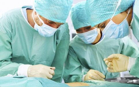 Chirurgen führen eine plastische Operation durch, um die Länge und die Penisdicke zu erhöhen